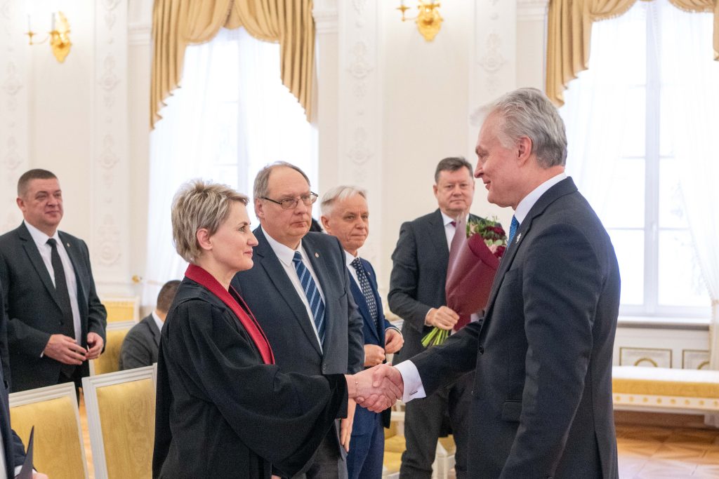 Prezidentas priima generalinės prokurorės Nidos Grunskienės priesaiką.