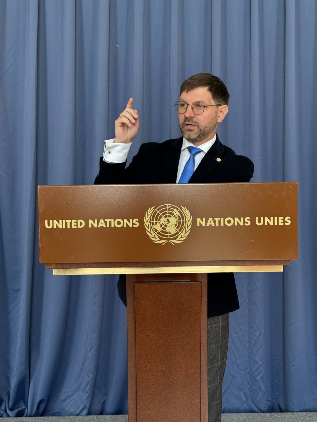 un